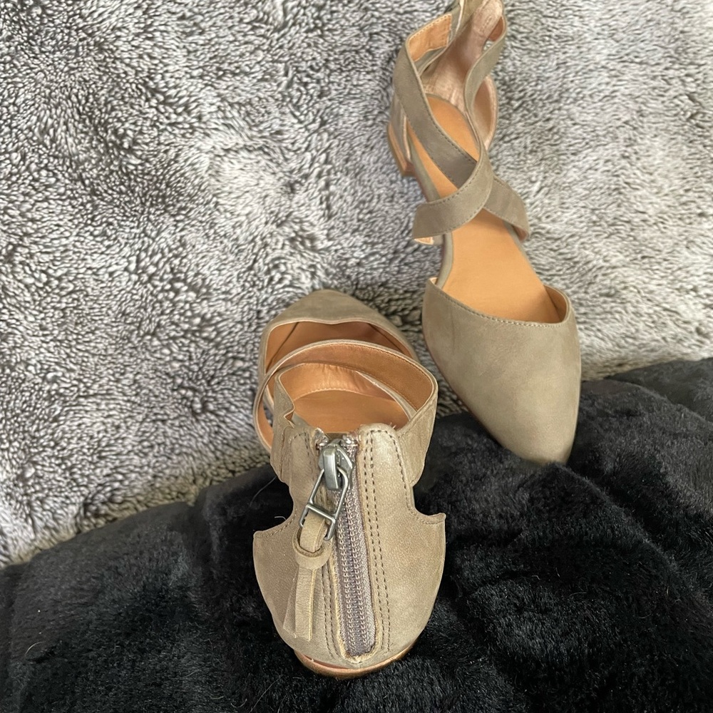 Shoes/sandals for spring or summer.